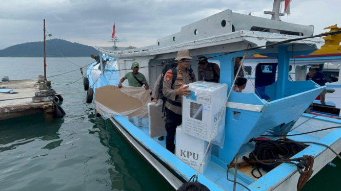 Pengiriman logistik pemilu PSU Pesawaran ke Pulau Pahawang.
