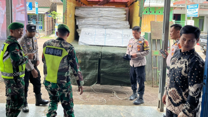 Logistik PSU Pilkada Pesawaran Tiba di PPK Way Khilau.