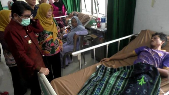 Bupati Lampung Utara, Hamartoni meninjau korban keracunan makanan.