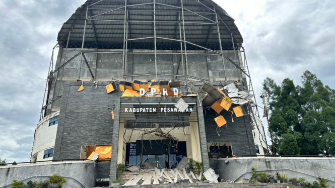 Gedung DPRD Kabupaten Pesawaran ambruk.