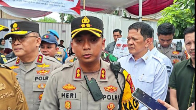 Kapolres Pesawaran diwawancarai saat tinjau pelaksanaan PSU.