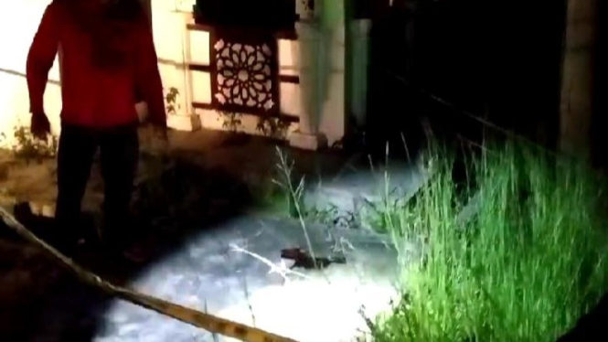Polisi olah TKP di belakang musala Bendungan Alfabaret, Mesuji.