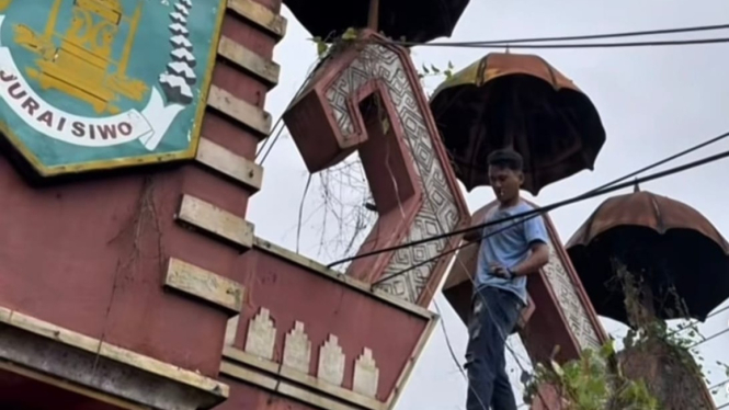 Aksi relawan membersihkan ilalang di tugu perbatasan Lampung Tengah