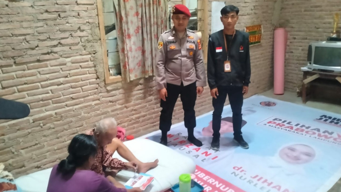 Petugas datangi warga yang tidak bisa mencoblos PSU Pesawaran.