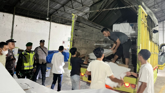 Kotak suara PSU PPK Way Hilau tiba di gudang logistik.