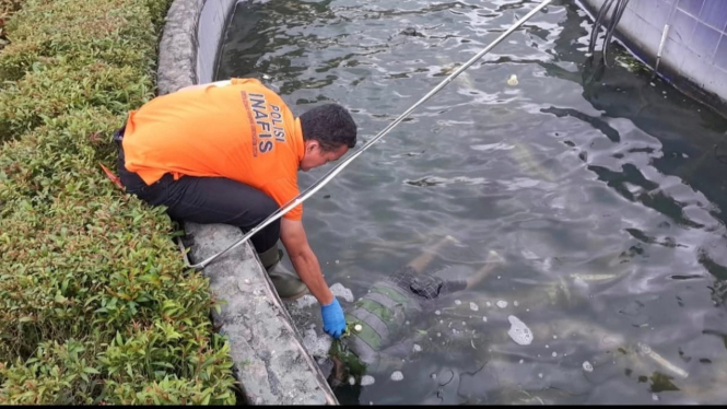 Petugas Inafis mengevakuasi mayat bocah di Kolam Air Mancur Lungsir.