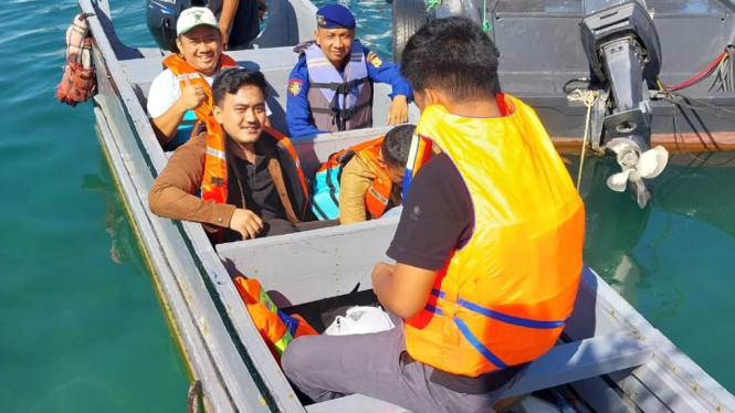 Satpolairud Polres Pesawaran kawal penyeberangan di laut.