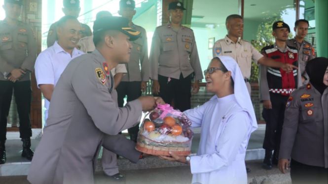 Jelang Kenaikan Isa Almasih, personil Polri siap amankan gereja.