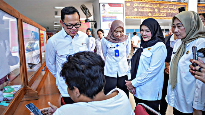Wamendagri Bima Arya saat meninjau MPP Bandar Lampung