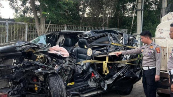 Kecelakaan lalu lintas di Jalan Tol KM (200+400) B akibatkan 2 tewas.