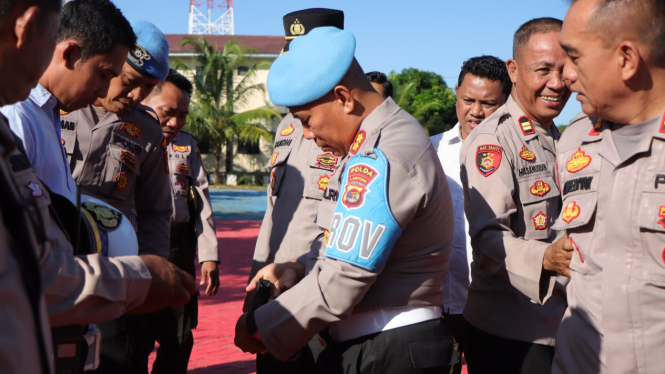 Propam Polda Lampung periksa kelengkapan administrasi.