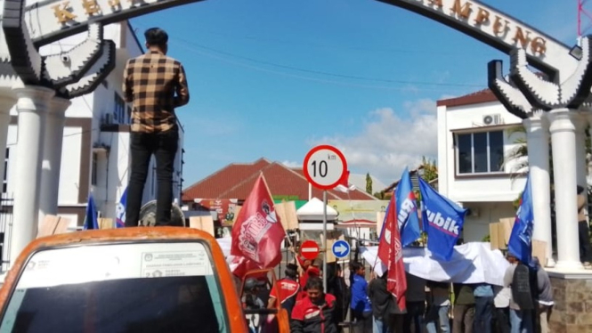 LSM Rubik dan Gembok gelar aksi demo di Kejati Lampung