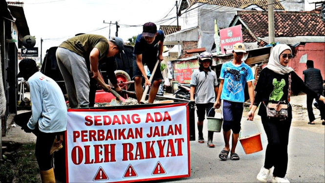 Warga perbaiki jalan secara mandiri di Pringsewu