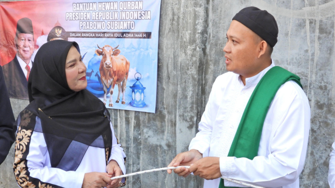 Wali Kota Eva Dwiana menyerahkan sapi kurban Presiden Prabowo.