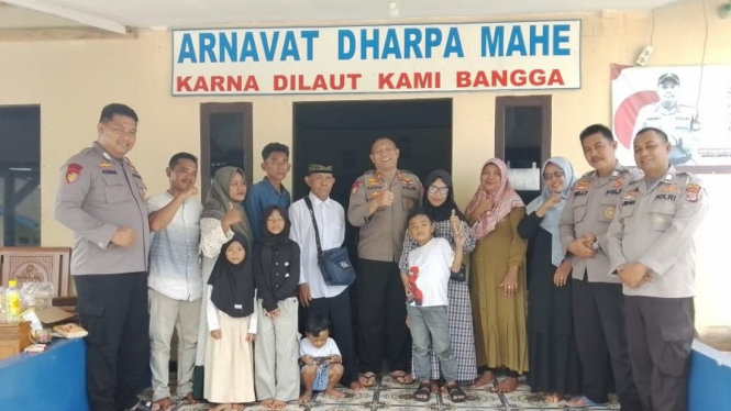 Polairud Polres Lampung Selatan bersama keluarga korban tenggelam.