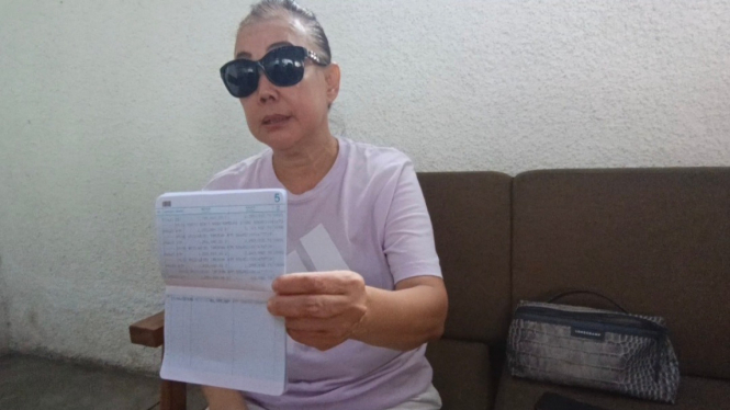 Elyana (65) Korban menunjukkan buku rekening