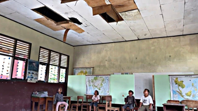 Anak-anak melihat atap kelas yang bolong
