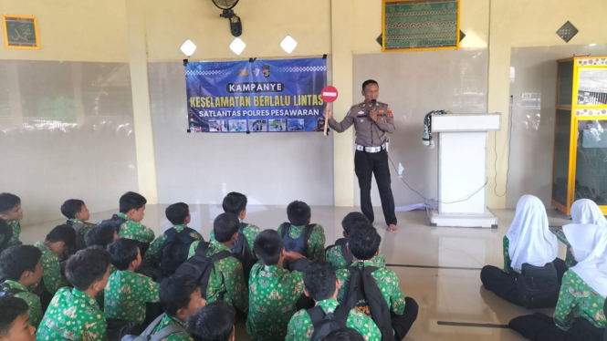 Satlantas Polres Pesawaran berikan edukasi ke pelajar.