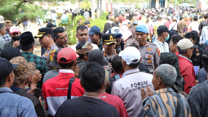 Polres Pesawaran lakukan pengamanan demo di gedung DPRD.