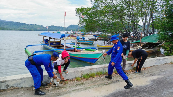 Satpolairud Polres Pesawaran bersih-bersih Pantai Batu Menyan.