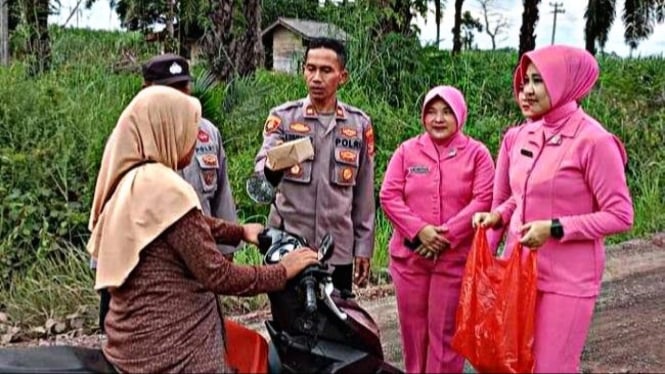 Kapolsek Negara Batin AKP Anumerta Lusiyanto saat membagikan takjil