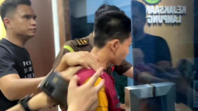 Buron kasus penganiayaan anak dicokok Tim Tabur Kejari Lampura.