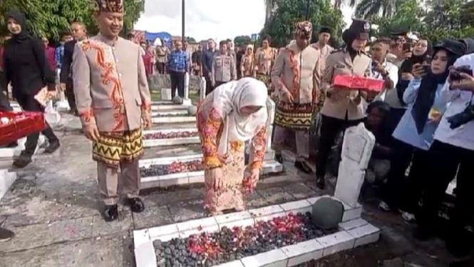 Wali Kota Eva Dwiana ziarah ke Taman Makam Pahlawan.