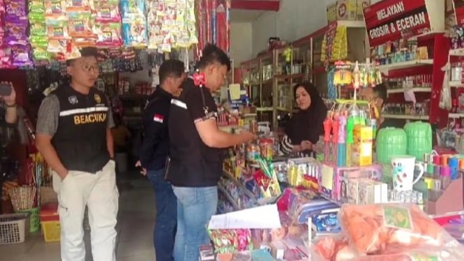 Petugas Bea Cukai melakukan razia rokok ilegal di Kotabumi, Lampura.