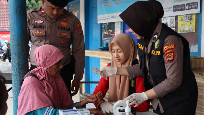 Polres Lampung Barat gelar bakti kesehatan pengobatan gratis.