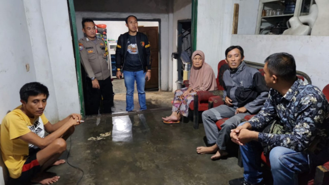Polres Pesawaran mendatangi kediaman Indra.