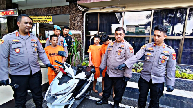 Barang bukti yang ditunjukkan
