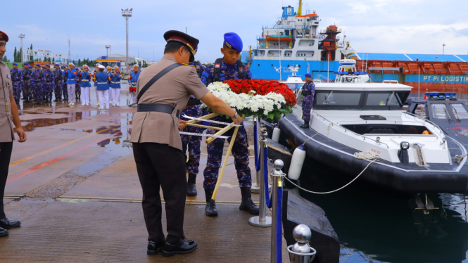 Polda Lampung gelar tabur bunga di laut.