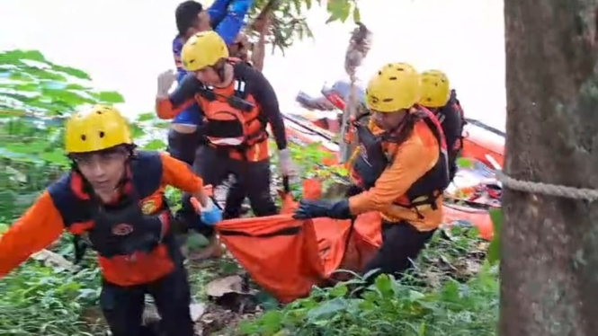 Petugas Basarnas evakuasi korban di Sungai Way Sekampung.