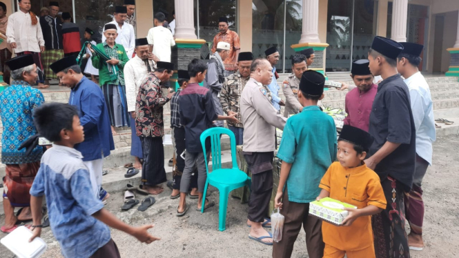 Polsek Banjar Agung bagikan nasi kotak ke warga usai salat Jumat.