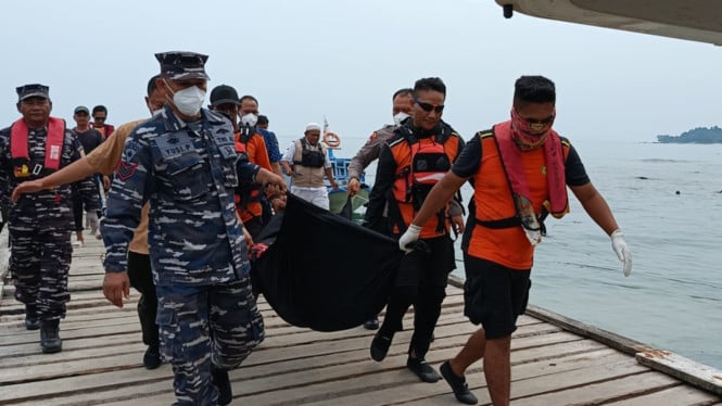 Tim SAR gabungan evakuasi korban tenggelam kapal KMP Wira Artha.