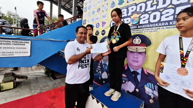Penyerahan medali dan piagam
