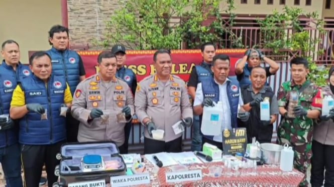 Polisi bongkar pembuatan tembakau sintetis di dalam kamar kos.