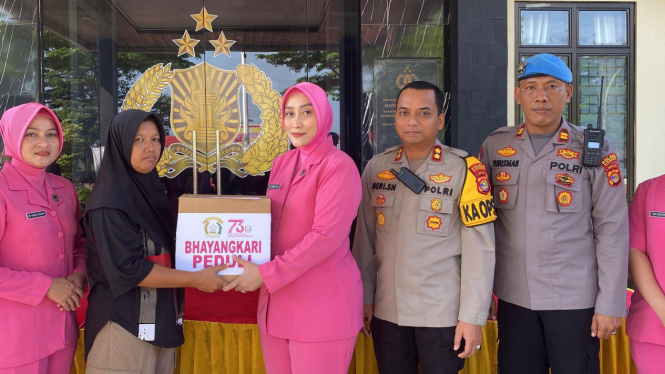 Bhayangkari Polres Pesawaran salurkan bansos ke masyarakat.