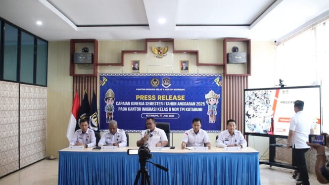 Konferensi pers di Imigrasi Kotabumi
