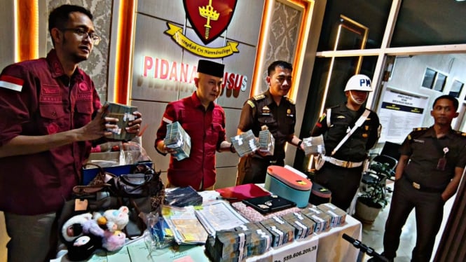 Konferensi pers di Kejati Lampung