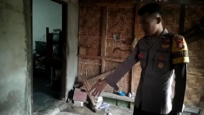 Bhabinkamtibmas menunjukkan lokasi korban kekerasan hingga tewas.