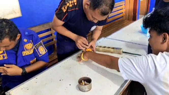 Petugas damkar Metro melepaskan borgol dari tangan mahasiswa.