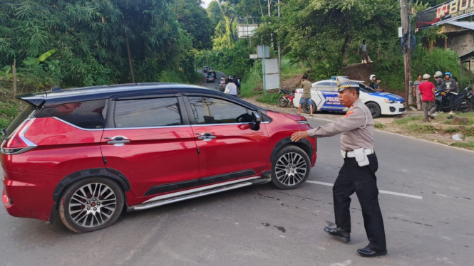 Satlantas Polres Pesawaran mengatur arus lalulintas.