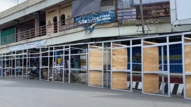Pembongkaran Pasar Dekon Kotabumi.