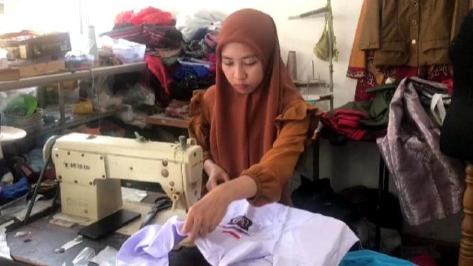 Penjahit pakaian alami peningkatan order seragam sekolah.