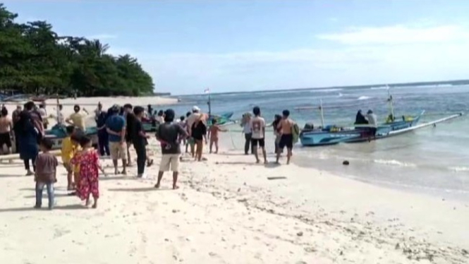 Warga terseret om,bak di Pantai Labuhan Jukung, Krui.