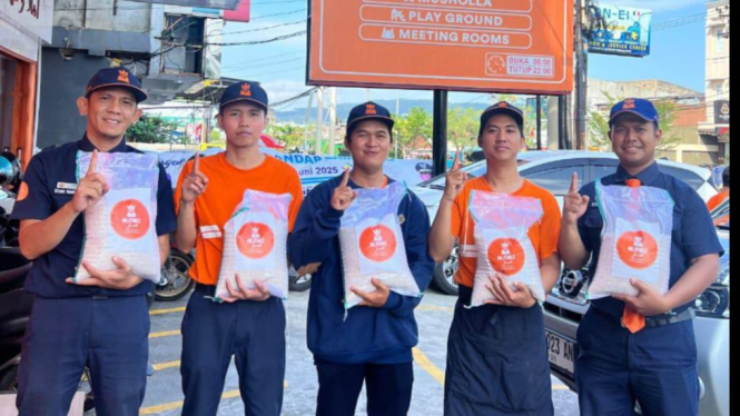 Almaz Peduli bagikan ratusan paket beras ke warga kurang mampu.