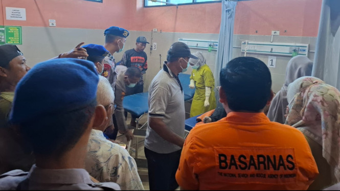 Basarnas evakuasi korban tewas tenggelam di Pantai Labuhan Jukung.