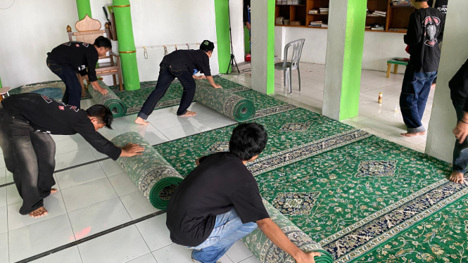 Bikers Lampung gelar touring sambil bersih-bersih masjid.