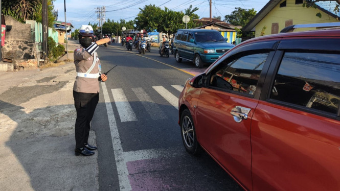 Briptu Nabila anggota satlantas Polres Pesawaran mengatur lalulintas.